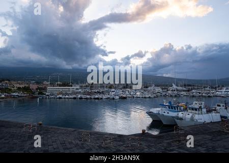 Riposto, Sicile - 22 juillet 2021 : port d'Etna, Marina di Riposto, Porto dell' Etna Banque D'Images