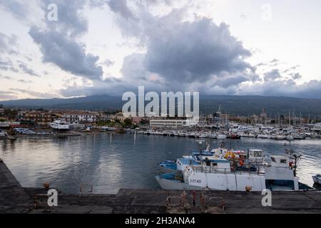 Riposto, Sicile - 22 juillet 2021 : port d'Etna, Marina di Riposto, Porto dell' Etna Banque D'Images