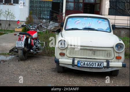Sofia, Bulgarie.Ancien Trabant est-allemand d'époque stationné à côté d'un vieux moto dans le quartier Slatina du Captal bulgare. Banque D'Images