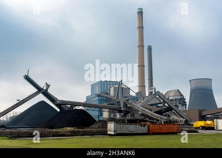 Geertruidenberg, pays-Bas.Une énorme tour de refroidissement marque l'emplacement à l'intérieur du paysage de la centrale électrique d'Ameer, alimentée par du charbon noir fossile.La centrale électrique est en transition vers la masse biologique comme combustible. Banque D'Images