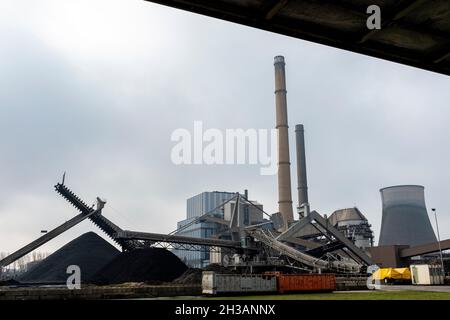 Geertruidenberg, pays-Bas.Une énorme tour de refroidissement marque l'emplacement à l'intérieur du paysage de la centrale électrique d'Ameer, alimentée par du charbon noir fossile.La centrale électrique est en transition vers la masse biologique comme combustible. Banque D'Images