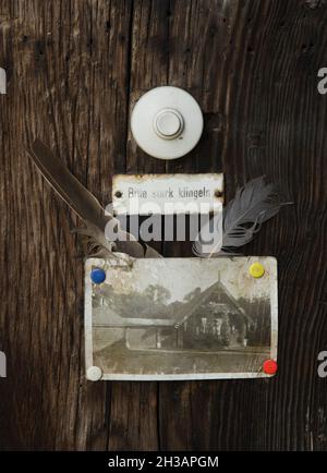 Bouton de cloche sur l'une des maisons en bois russes traditionnelles dans la colonie russe Alexandrowka (Russische Kolonie Alexandrowka) à Potsdam, en Allemagne.La photographie vintage de la maison est fixée sous le bouton de la cloche.L'inscription sous le bouton en allemand signifie : veuillez sonner fort. Banque D'Images