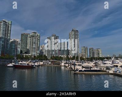 Belle vue sur la marina de Quayside dans la baie de False Creek, au centre-ville de Vancouver par beau soleil en automne avec des bateaux à yacht et des immeubles résidentiels de grande hauteur. Banque D'Images