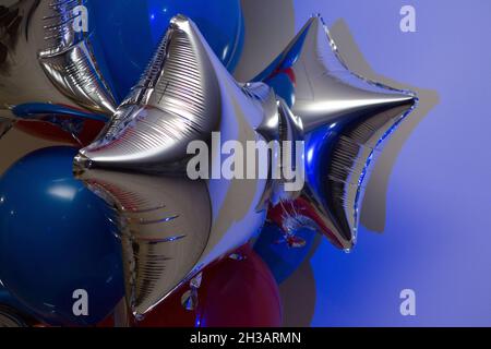 Ballons bleus, argentés et rouges.Décorations pour les vacances.Vide pour une carte de vœux. Banque D'Images