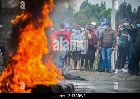 Pujili, Équateur.26 octobre 2021.Les manifestants se réunissent sur la route principale menant à la communauté de Pujili dans la province de Cotopaxi en Équateur le 26 octobre 2021.Les communautés autochtones ferment les routes principales dans tout le pays en raison de la grève nationale organisée par le mouvement autochtone CONAIE en collaboration avec les syndicats et autres organisations sociales qui exigent que le prix du carburant dans le pays soit réduit.(Photo de Juan Diego Montenegro/Sipa USA) crédit: SIPA USA/Alay Live News Banque D'Images