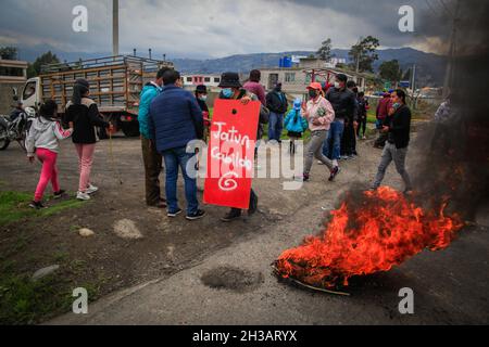 Pujili, Équateur.26 octobre 2021.Des manifestants de la communauté de Pujili dans la province de Cotopaxi ferment la route principale en brûlant des pneus dans la province de Cotopaxi en Équateur le 26 octobre 2021.Les communautés autochtones ferment les routes principales dans tout le pays en raison de la grève nationale organisée par le mouvement autochtone CONAIE en collaboration avec les syndicats et autres organisations sociales qui exigent que le prix du carburant dans le pays soit réduit.(Photo de Juan Diego Montenegro/Sipa USA) crédit: SIPA USA/Alay Live News Banque D'Images