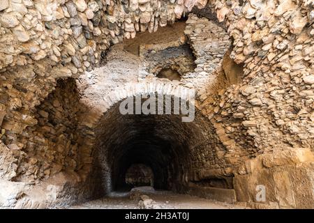 Un tunnel à deux niveaux, connu sous le nom de pont Nysa, est un pont romain impérial tardif au-dessus du ruisseau Cakircak dans la ville antique de Nysa dans la province Aydin de Turke Banque D'Images