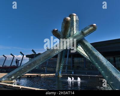 Vue sur le chaudron, utilisé pour les Jeux olympiques d'hiver de 2010, au centre-ville de Vancouver, à Jack Poole Plaza, par temps ensoleillé et ciel bleu. Banque D'Images