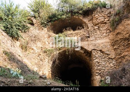 Un tunnel à deux niveaux, connu sous le nom de pont Nysa, est un pont romain impérial tardif au-dessus du ruisseau Cakircak dans la ville antique de Nysa dans la province Aydin de Turke Banque D'Images