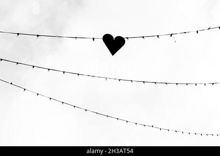 Une guirlande de coeurs étirés dans le ciel, photo en noir et blanc. Banque D'Images