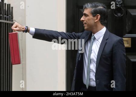 27/10/2021.Londres, Royaume-Uni.Le chancelier de l’Échiquier Rishi Sunak tient la boîte rouge pour les médias avant de quitter la rue Downing no 11 pour présenter le budget à la Chambre des communes. Banque D'Images