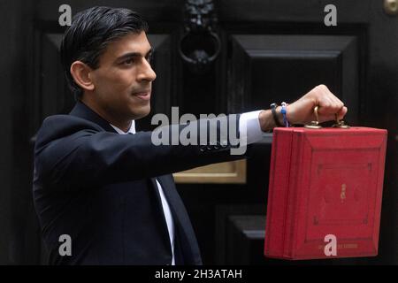 27/10/2021.Londres, Royaume-Uni.Le chancelier de l’Échiquier Rishi Sunak tient la boîte rouge pour les médias avant de quitter la rue Downing no 11 pour présenter le budget à la Chambre des communes. Banque D'Images