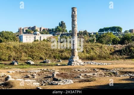 Le site du Temple d'Artémis à Selcuk, en Turquie, avec un pilier unique reconstruit.Le pilier est tout ce qui reste du temple massif, un des S Banque D'Images