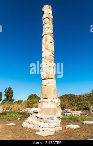 Le pilier unique reconstruit du site du Temple d'Artémis à Selcuk, en Turquie.Le pilier est tout ce qui reste du temple massif, un de la se Banque D'Images