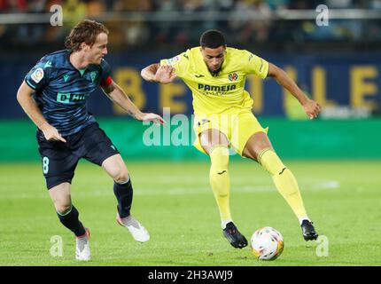 Valence, Espagne, 26 octobre 2021, Arnaut Danjuma de Villarreal et Alex Fernandez de Cadix lors du championnat espagnol la Liga football match entre Villareal CF et Cadix CF le 26 octobre 2021 au stade Ceramica à Valence, Espagne - photo: Ivan Terton/DPPI/LiveMedia Banque D'Images