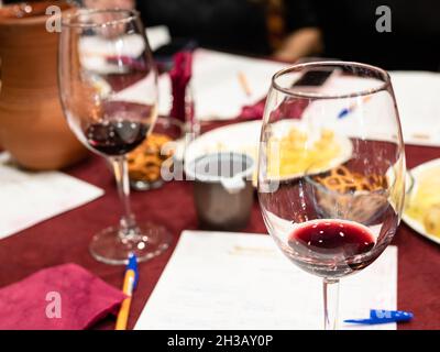 dégustation de vin de raisin rouge - verres de vin avec vins testés et papier mémo sur table Banque D'Images