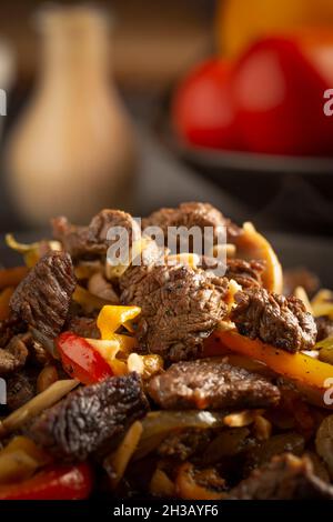Steaks de veau tranchés avec légumes et poivron Banque D'Images