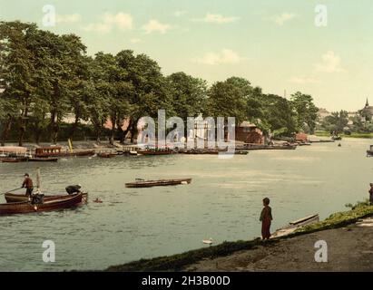 Photo couleur photochrome vintage vers 1890 des bosquets sur les rives de la rivière Dee dans une ville historique de Chester en Angleterre Banque D'Images