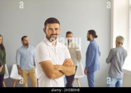 Portrait d'un jeune homme d'affaires prospère au pouvoir Banque D'Images