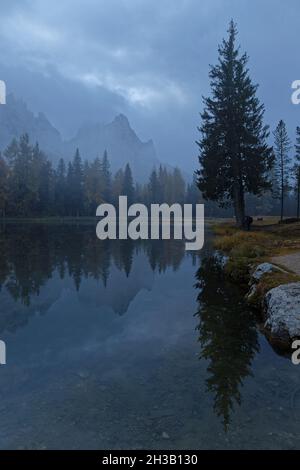 Matin brumeux sur les rives du lac Antorno, Dolomites, Italie Banque D'Images