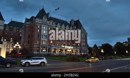 Rue animée en face de l'hôtel de luxe le Fairmont Empress (construit en 1908) dans le centre-ville de Victoria à l'arrière-port le soir après le coucher du soleil. Banque D'Images