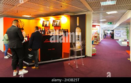 Cannes, Frankreich.27 octobre 2021.Cannes, France - 27 octobre 2021 : exposition et conférence mondiale de TFWA, le Sommet mondial de la vente au détail hors taxes et voyages.Lamborghini Prosecco Stand.Tax Free World Association.Mandoga Media Allemagne crédit: dpa/Alay Live News Banque D'Images