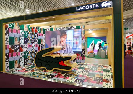 Cannes, Frankreich.27 octobre 2021.Cannes, France - 27 octobre 2021 : exposition et conférence mondiale TFWA, le Sommet mondial de la vente au détail hors taxes et voyages avec Lacoste Stand.Association mondiale libre d'impôt.Mandoga Media Allemagne crédit: dpa/Alay Live News Banque D'Images