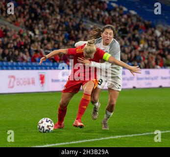 CARDIFF, PAYS DE GALLES - OCTOBRE 26 : Sophie ingle (pays de Galles) et Vlada Kubassova (Estonie) en action lors du match de qualification de la coupe du monde des femmes de la FIFA entre pays de Galles Banque D'Images