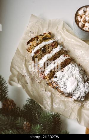 Appétissantes pâtisseries de Noël en tranches, sollen sur une planche de bois avec décor Banque D'Images