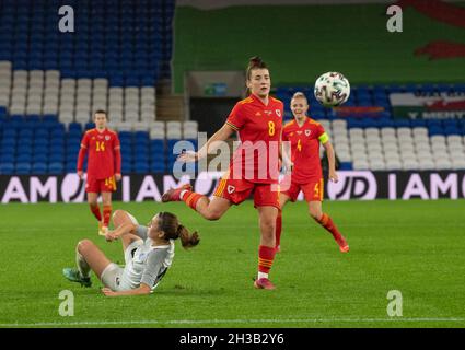 CARDIFF, PAYS DE GALLES - OCTOBRE 26 : angharad James (8 pays de Galles) en action lors du match de qualification de la coupe du monde des femmes de la FIFA entre le pays de Galles et l'Estonie à Cardiff ci Banque D'Images