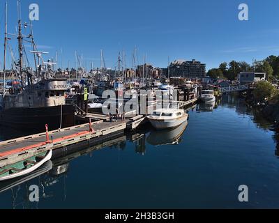 Paysage urbain de l'arrière-port de Victoria avec marina, bateaux à yacht et Fisherman's Wharf les jours ensoleillés avec reflets d'eau et bâtiments en arrière-plan. Banque D'Images