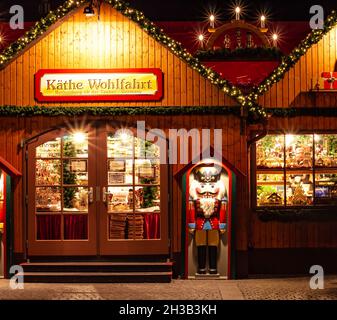 Boutique Käthe Wohlfahrt présentant un assortiment d'ornements de noël traditionnels allemands sur le célèbre marché de noël (Christkindlmarkt) Merano, Tyrol du Sud Banque D'Images