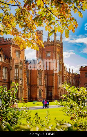 L'automne part à l'université Queens de Belfast, un bâtiment Charles Lanyon à Belfast en Irlande du Nord Banque D'Images