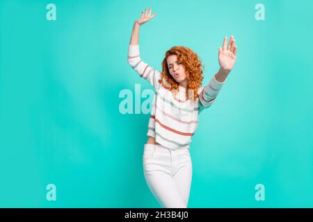 Photo portrait curly femme dansant à la fête surjoyée isolé couleur turquoise vif arrière-plan Banque D'Images