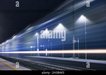 Chemin de fer de nuit.Pistes de train léger à la gare illuminée. Banque D'Images