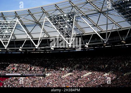 Une vue générale de l'intérieur du sol pendant le match de la Premier League au London Stadium, Londres.Date de la photo: Dimanche 24 octobre 2021. Banque D'Images