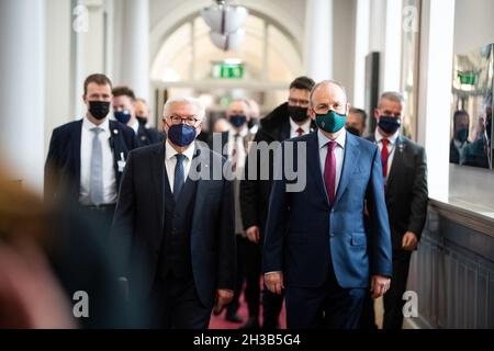 Dublin, Irlande.27 octobre 2021.Le président fédéral Frank-Walter Steinmeier (avant, gauche) et Micheal Martin (avant, droite), Taoiseach d'Irlande, se rencontrent pour des entretiens à la résidence officielle du premier ministre.Le président Steinmeier et sa femme sont en visite d'État de trois jours en Irlande.Credit: Bernd von Jutrczenka/dpa/Alamy Live News Banque D'Images