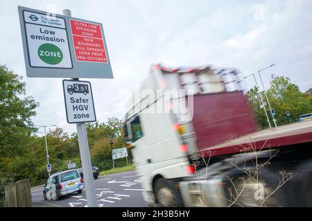 Un panneau de signalisation routière informant les automobilistes de l'expansion de la zone d'émission ultra-faible (ULEZ) est visible près du chemin circulaire nord (A406) dans le nord-est de Londres. Banque D'Images