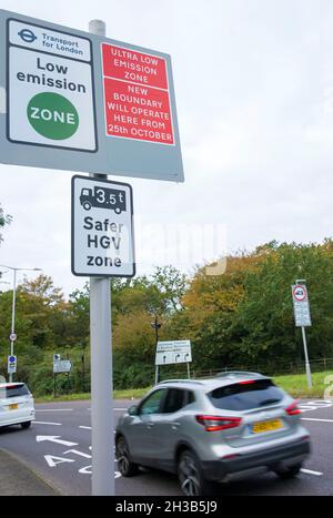 Un panneau de signalisation routière informant les automobilistes de l'expansion de la zone d'émission ultra-faible (ULEZ) est visible près du chemin circulaire nord (A406) dans le nord-est de Londres. Banque D'Images