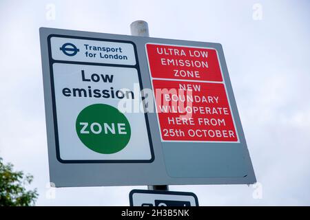 Un panneau de signalisation routière informant les automobilistes de l'expansion de la zone d'émission ultra-faible (ULEZ) est visible près du chemin circulaire nord (A406) dans le nord-est de Londres. Banque D'Images