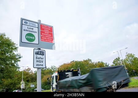 Un panneau de signalisation routière informant les automobilistes de l'expansion de la zone d'émission ultra-faible (ULEZ) est visible près du chemin circulaire nord (A406) dans le nord-est de Londres. Banque D'Images