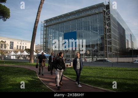 Rome, Italie.27 octobre 2021.Le Centre de congrès EUR la Nuvola, le Cloud, est le lieu du sommet du G20 de Rome.Le sommet du G20 des chefs d'Etat et de gouvernement se tiendra à Rome les 30 et 31 octobre 2021 sous la présidence du Premier ministre italien Mario Draghi. Banque D'Images