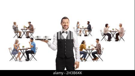 Serveur avec tasses de café sur un plateau dans un café avec des jeunes et des personnes âgées assis sur des tables isolées sur fond blanc Banque D'Images