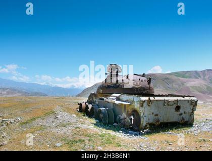 Ancien réservoir soviétique le long de la route vers Feyzabad Banque D'Images
