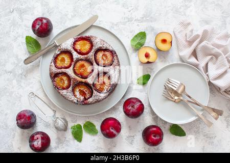 Gâteau savoureux avec prunes sur fond clair.Vue de dessus avec espace de copie.Une alimentation saine. Banque D'Images