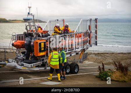 RNLI Criccieth Lifeboat Station's Atlantic 85 Lifeboat à bord de son lance après avoir été récupéré de l'eau. Banque D'Images