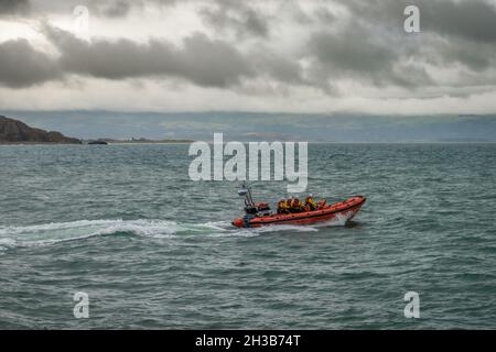 RNLI Criccieth bateau de sauvetage de classe 85 de l'Atlantique de la station de la Lifeboat se dirigeant vers la mer. Banque D'Images