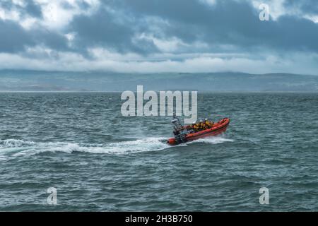 Le bateau de sauvetage de classe 85 de la station de Lifeboat NRLI Criccieth se dirige vers la mer à grande vitesse. Banque D'Images