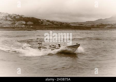 RNLI Criccieth, un canot de sauvetage de classe 85 de l'Atlantique de la station de Lifeboat, qui se batte à travers les vagues. Banque D'Images