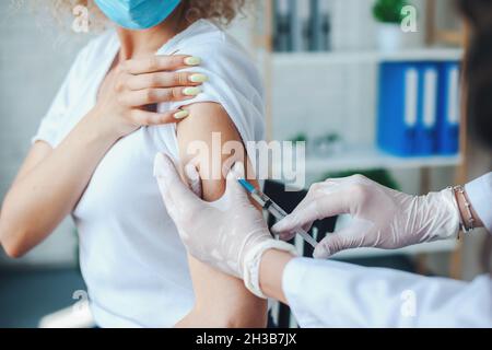 Femme vaccinée contre le covid-19.Protection contre les virus.Immunisation de la population Banque D'Images